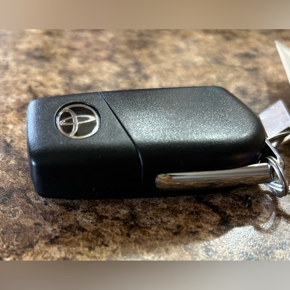 2017 - 18 TOYOTA iM OEM FLIP KEY REMOTE USED FOB - Picture 4 of 6